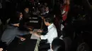 Didampingi beberapa petinggi partai politik pendukungnya, Jokowi-JK melakukan pendaftaran capres dan cawapres di gedung KPU, Senin (19/5/14). (Liputan6.com/Herman Zakharia)