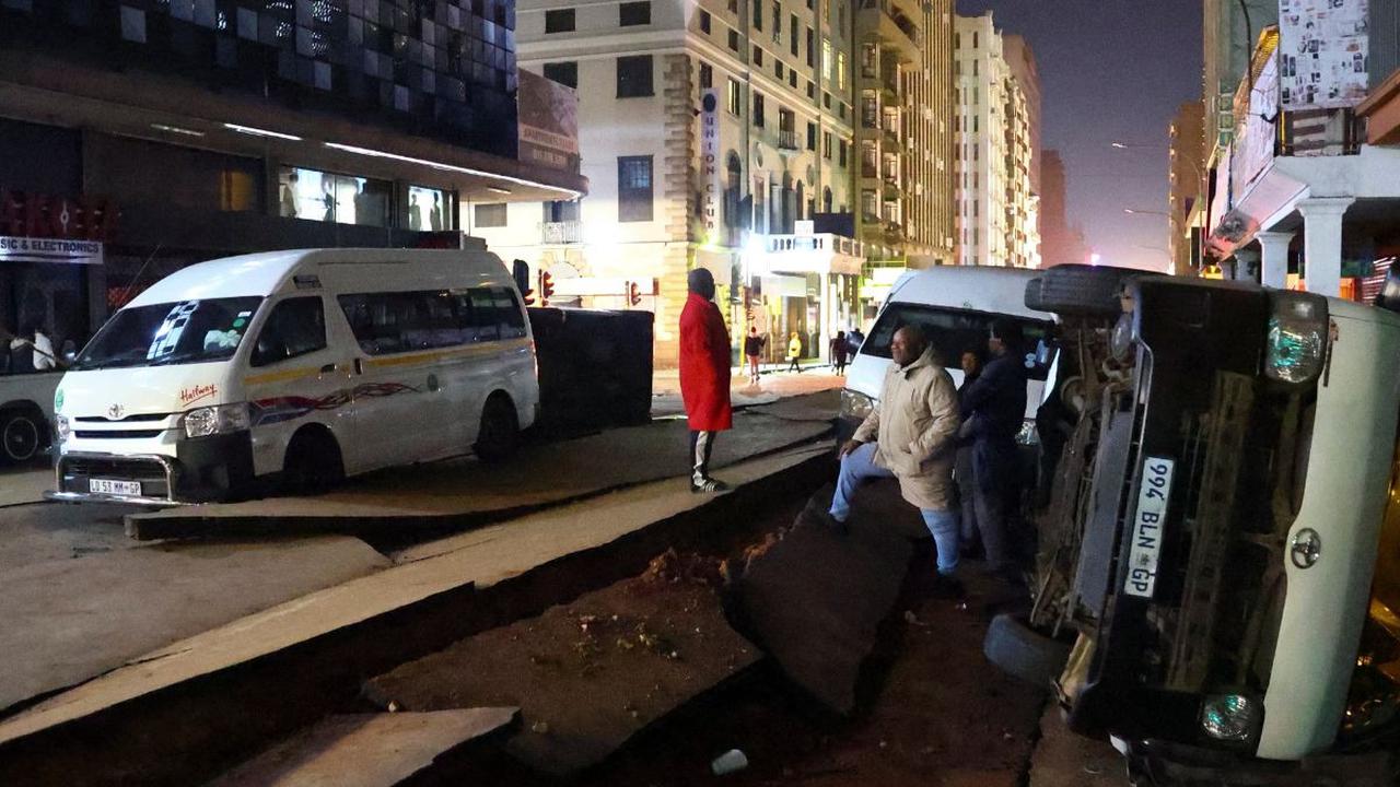 Pihak berwenang juga telah memperkirakan area yang mencakup lima blok kota dan enam jalan terkena dampak kerusakan.