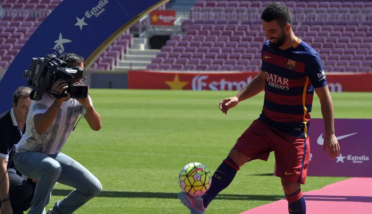 Arda Turan, pemain asal Turki yang direkrut Barcelona dari Atletico Madrid sebesar 41 juta euro diperkenalkan secara resmi kepada publik dalam suatu acara di Camp Nou, Barcelona. Jumat (10/7/2015). (AFP/Lluis Gene)