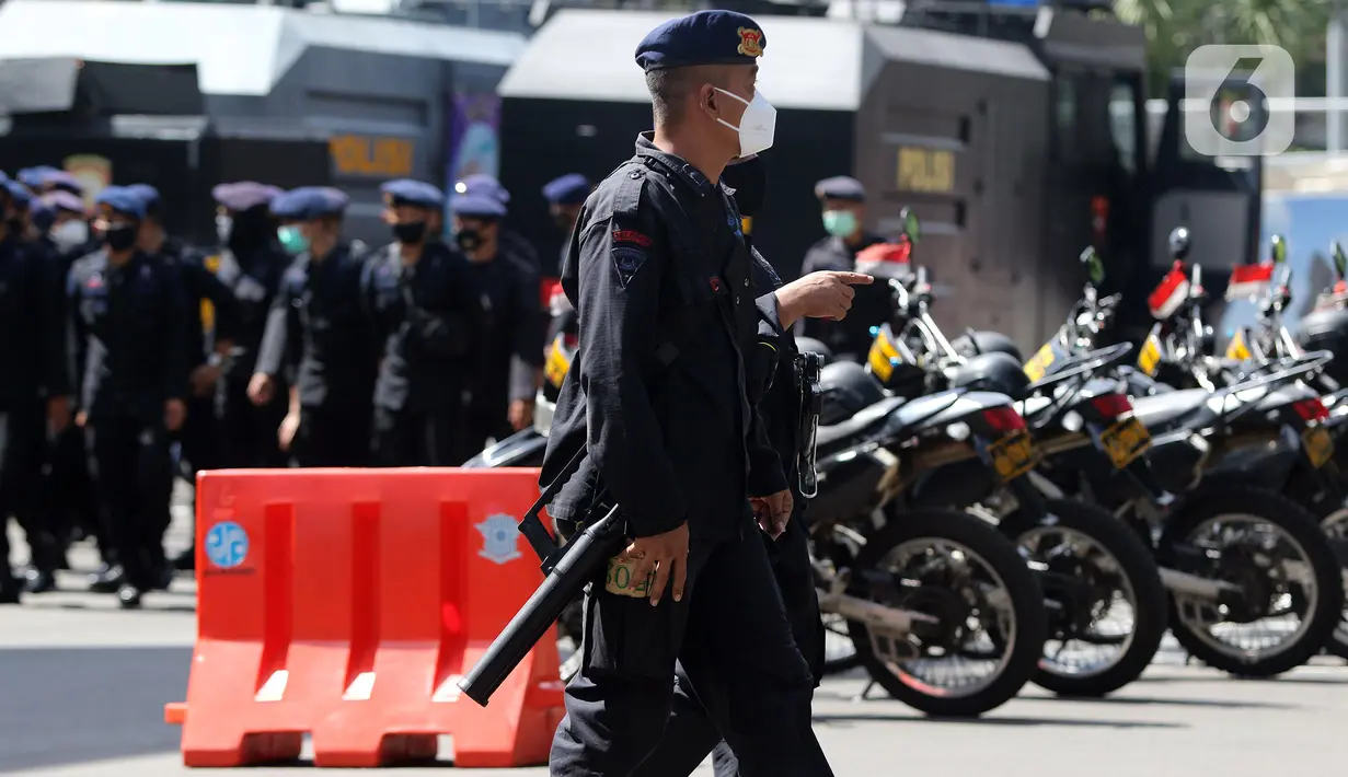 Personel Brimob berjaga di area Polda Metro Jaya, Selasa (1/12/2020). Muhamad Rizieq Shihab bersama menantunya Hanif Alatas dipanggil penyidik Polda Metro Jaya untuk diperiksa sebagai saksi dalam kasus kerumunan di Petamburan. (Liputan6.com/Herman Zakharia)