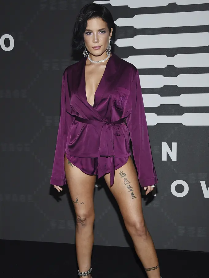 Pakai Piyama Seksi, Halsey Pamer Paha Bertato di NYFW
