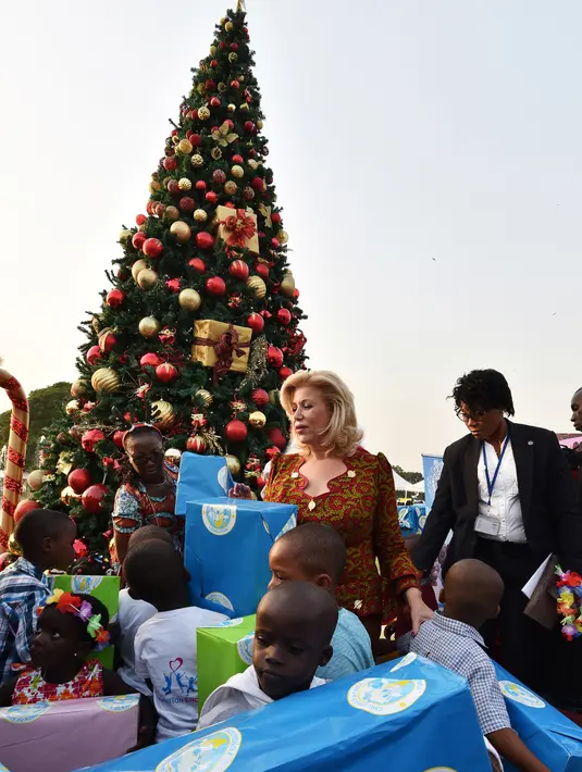 Istri Presiden Pantai Gading, Dominique Ouattara membagikan hadiah kepada anak-anak di istana kepresidenan di Pantai Gading (23/12). Acara untuk perayaan natal ini diselenggarakan oleh Children of Africa Foundation. (AFP Photo/Sia Kambou)