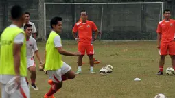 Pelatih Persija, Bambang Nurdiansyah (berkacamata) saat memimpin latihan di NYTC PSSI, Sawangan, Depok, Sabtu (31/10/2015). Banur mengaku hanya memimpin Persija di turnamen Piala Jenderal Sudirman. (Liputan6.com/Helmi Fithriansyah)  