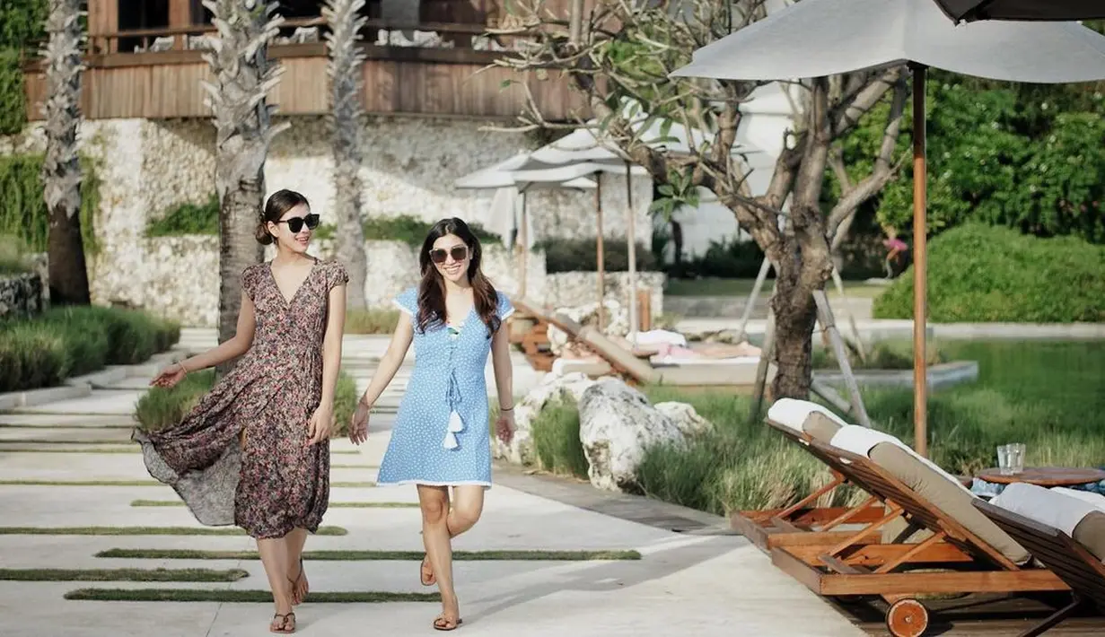 Seperti diketahui, di kediaman Raffi Ahmad yang berlokasi di Andara selalu diisi dengan keramaian. Jadi, saat Nissa dan keluarganya memutuskan meninggalkan istana Andara tersebut membuat Nagita dan Rafathar sedih. (Instagram/nissyaa)