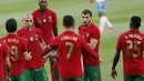 Para pemain Portugal merayakan gol kedua ke gawang Israel yang dicetak striker Cristiano Ronaldo (tengah) dalam laga uji coba menjelang Euro 2020 di Jose Alvalade Stadium, Lisbon, Rabu (9/6/2021). Portugal menang 4-0 atas Israel. (AP/Armando Franca)