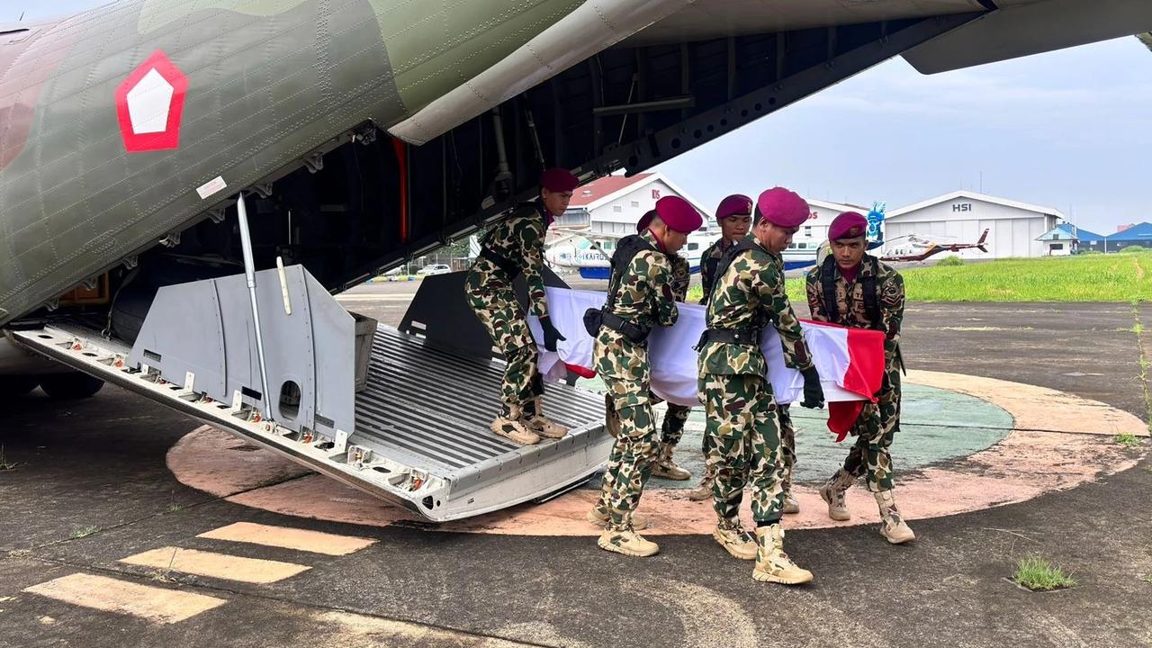 FOTO: Upacara Pelepasan Jenazah Dua Prajurit TNI AL yang Gugur dalam Musibah Tanah Longsor di Cisarua