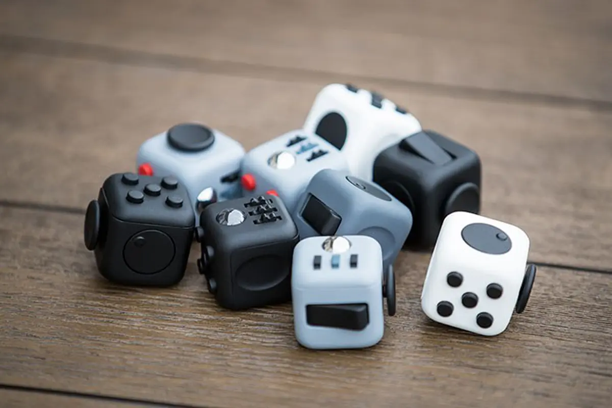 [Bintang] Fidget Cube, Mainan Dadu 6 Sisi yang Bikin Jarimu Sibuk Terus