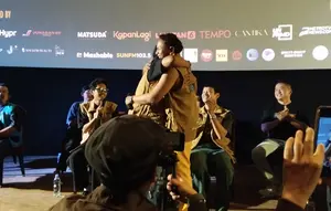 Erik Estrada Menangis Kenang Kebaikan Sutradara Film Ketok Mejik
