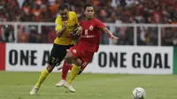 Pemain Persija Jakarta, Novri Setiawan, berebut bola dengan pemain Ceres-Negros, Omid Nazari, pada laga Piala AFC di SUGBK, Jakarta, Selasa (23/4). Persija takluk 2-3 dari Ceres-Negros. (Bola.com/Vitalis Yogi Trisna)