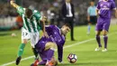 Gelandang Real Madrid, Mateo Kovacic, berebut bola dengan penyerang Real Betis, Joaquin Sanchez, pada laga La Liga di Stadion Benito Vilamarin, Seville, Minggu (15/10/2016). Madrid menang 6-1 atas Betis. (EPA/Julio Munoz) 