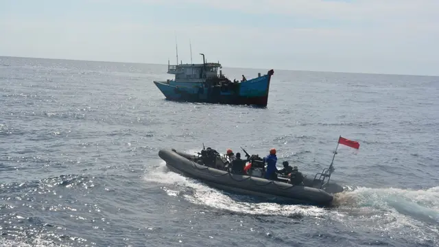 TNI Menangkap Dua Kapal Vietnam di Laut Natuna Utara.