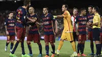 Bek Barcelona Gerard Pique memprotes kartu merah terhadap dirinya dalam laga leg kedua Piala Super Spanyol kontra Athletic Bilbao di Camp Nou, Selasa (18/8/2015). (Liputan6.com/JOSEP LAGO / AFP)