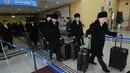 Rombongan grup orkestra Korea Utara tiba di kantor transit Korea di dekat Zona Demiliterisasi (DMZ) yang membagi kedua Korea di Paju (5/2). 140 anggota orkestra Korut akan tampil pada perhelatan Olimpiade Musim Dingin 2018. (AFP Photo/Pool/Jung Yeon-Je)