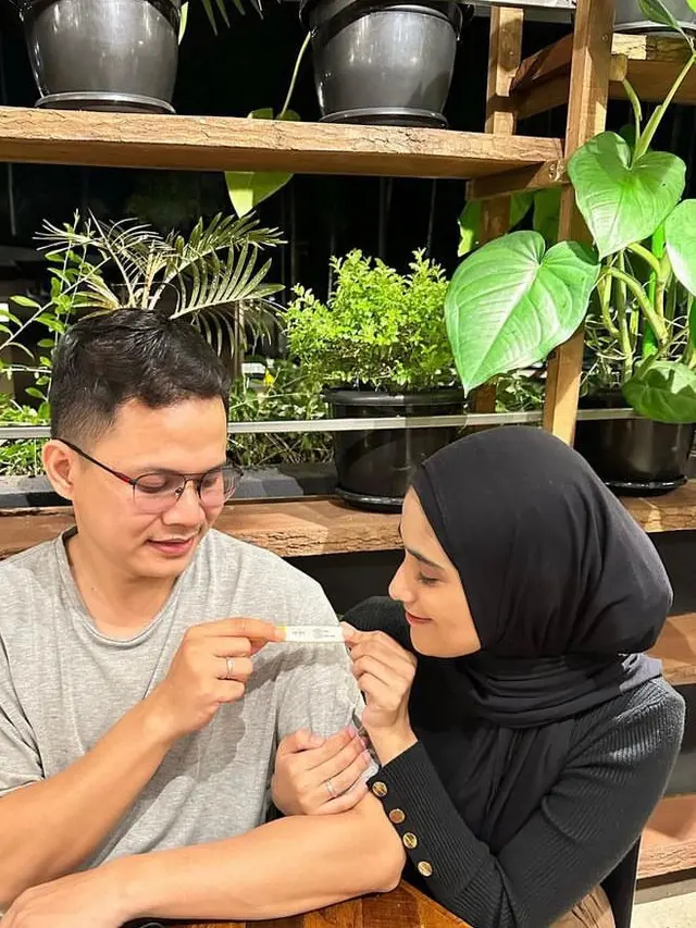 Nadya Mustika dan Iqbal Rosadi memperlihatkan alat tes uji kehamilan. (Source: Instagram @nadyamustikarahayu)