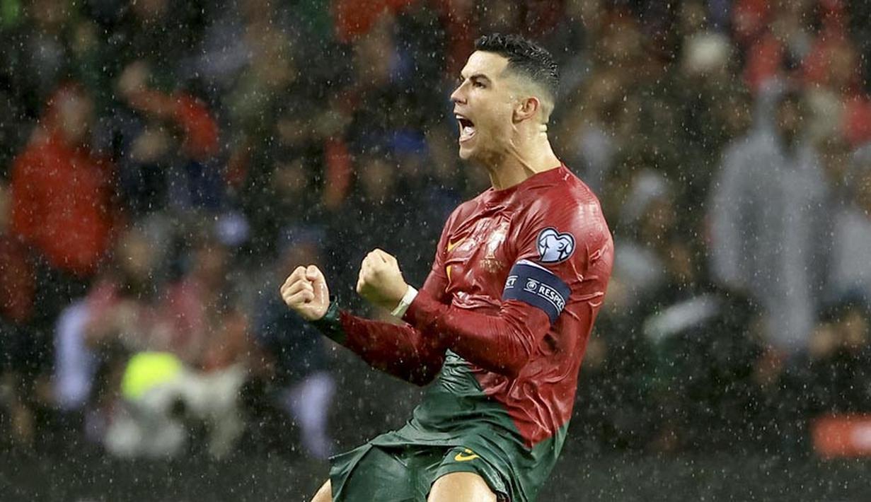 Pemain Portugal, Cristiano Ronaldo, melakukan selebrasi setelah mencetak gol ke gawang Slovakia pada laga Kualifikasi EURO 2024 di Stadion Dragao, Sabtu (14/10/2023). (AP Photo/Luis Vieira)