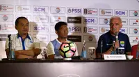 Pelatih Persib, Mario Gomez (kanan) saat memberi keterangan pers jelang menghadapi PSMS di Piala Presiden 2018 (Liputan6.com/Kukuh Saokani)