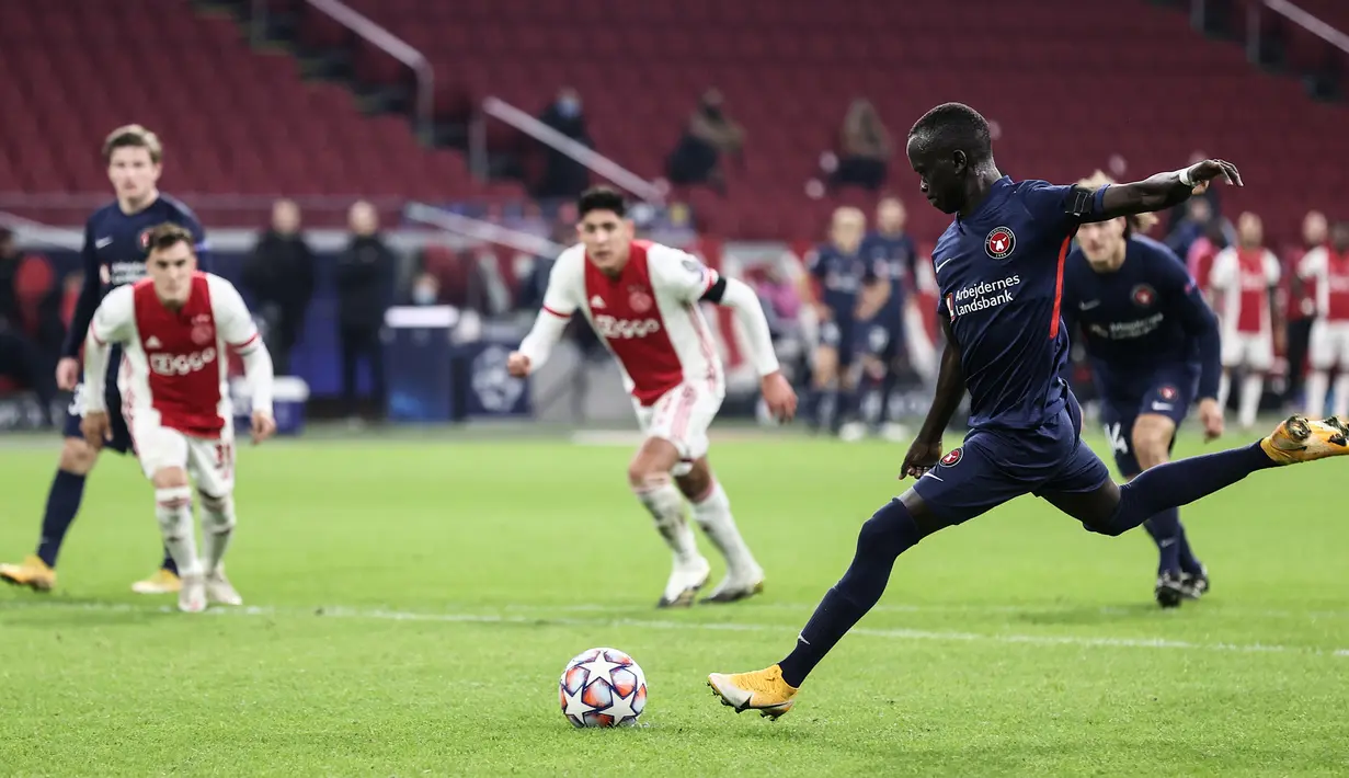 Gelandang FC Midtjylland, Awer Mabil melakukan eksekusi penalti dalam laga lanjutan Liga Champions 2020/21 Grup D melawan Ajax di Johan Cruijff Stadium, Amsterdam, Kamis (26/11/2020). FC Midtjylland kalah 1-3 dari Ajax. (AFP/Kenzo Tribouillard)