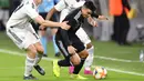 Pemain Argentina, Marcos Acuna, berusaha melewati pemain Jerman pada laga persahabatan di Stadion Signal Iduna Park, Rabu (9/10). Kedua tim bermain imbang 2-2. (AP/Martin Meissner)