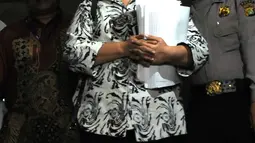 Wakil Ketua Balegda, Merry Hotma keluar dari Gedung KPK, Jakarta, Senin (18/4). Merry diperiksa sebagai saksi untuk M.Sanusi terkait kasus suap pembahasan Reklamasi Teluk Jakarta. (Liputan6.com/Helmi Afandi)