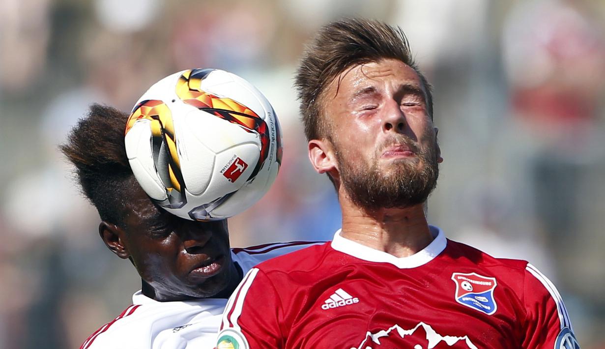 Pemain FC Ingolstadt, Danny Da Costa (kiri), berebut bola dengan Unterhaching, Dominic Reisner, dalam German Cup (DFB Pokal) di Unterhaching, Jerman. (9/8/2015). (Reuters/Michaela Rehle)