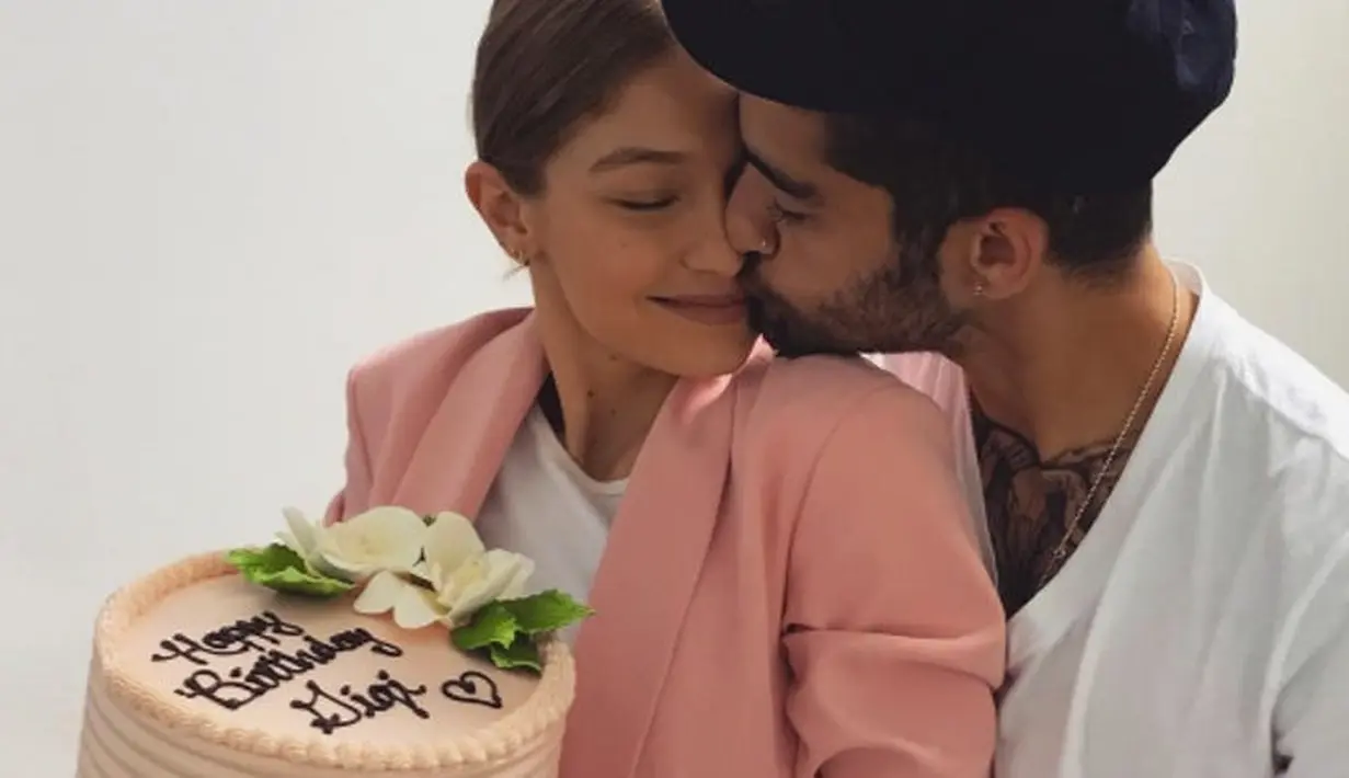 Tak hanya jalan bareng, sumber mengatakan bahwa Zayn Malik tertangkap mencium pipi Zayn. (instagram/gigihadid)