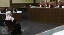 Suasana sidang perdana Ratu Atut Chosiyah yang berlangsung di Pengadilan Tipikor, Jakarta, Rabu (8/3). Atut bersama Wawan disangka menggelembungkan anggaran pengadaan alat kesehatan senilai Rp9,3 miliar. (Liputan6.com/Helmi Afandi)