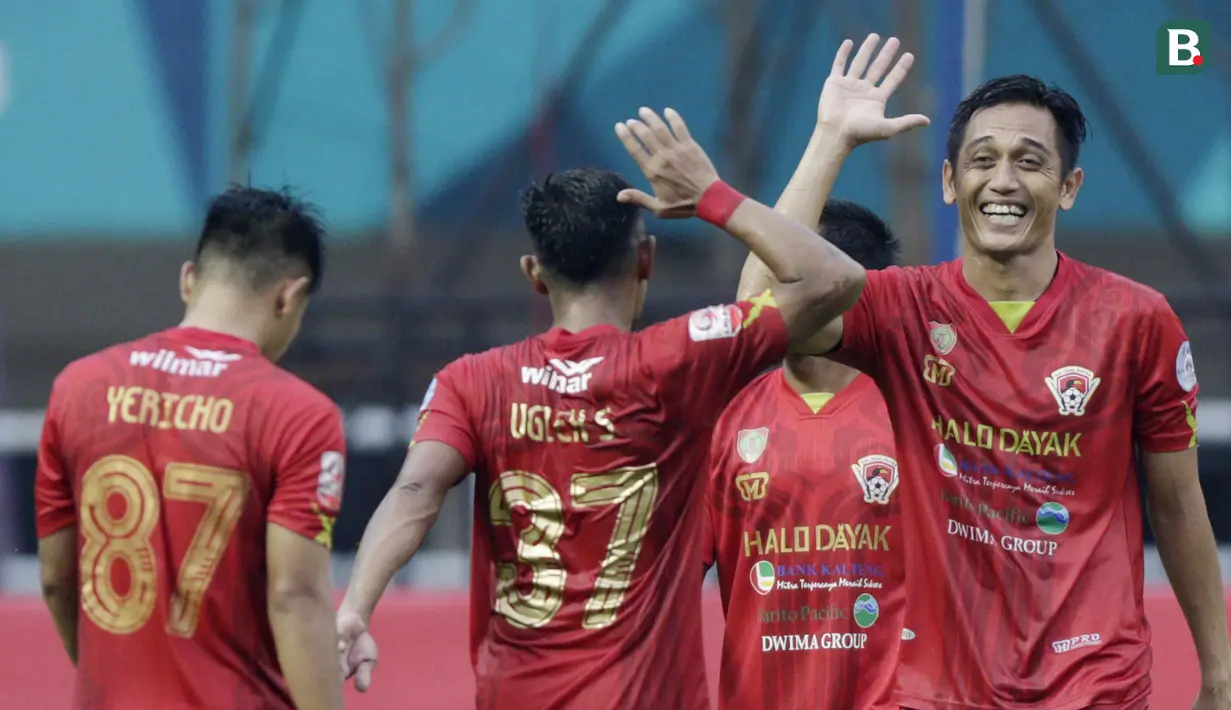 Striker Kalteng Putra, I Made Wirahadi, bersama rekan-rekannya merayakan kemenangan atas Persita Tangerang pada laga Liga 2 di Stadion Pakansari, Jawa Barat, Selasa (4/12). Kalteng menang 2-0 atas Persita. (Bola.com/M. Iqbal Ichsan)