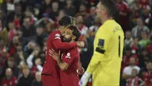 Penyerang Liverpool Mohamed Salah berselebrasi dengan Virgil van Dijk setelah mencetak gol kedua untuk timnya ke gawang Rangers dalam partai matchday 3 fase grup Liga Champions 2022/2023 yang digelar di Anfield, Rabu (5/10/2022) dini hari WIB. Liverpool sukses mengandaskan Rangers dengan skor 2-0. (AP Photo/Rui Vieira)