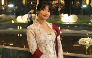 Gaya Adira Kania anak Ikke Nurjanah pakai kebaya. (sumber: Instagram/adirakania)