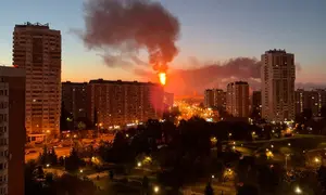 Api dan asap membubung dari Kilang Minyak Moskow di tenggara ibu kota Rusia setelah serangan drone besar-besaran Ukraina, Minggu (20/9/2026). (Dok. UGC via AP)