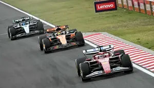 (Kiri-Kanan) Pembalap Ferrari asal Monako, Charles Leclerc, pembalap McLaren asal Australia, Oscar Piastri, dan pembalap Mercedes asal Inggris, George Russell, berlaga di Grand Prix Formula Satu Hungaria di sirkuit Hungaroring di Mogyorod, dekat Budapest, Hungaria, pada 3 Agustus 2025. (Attila KISBENEDEK/AFP)