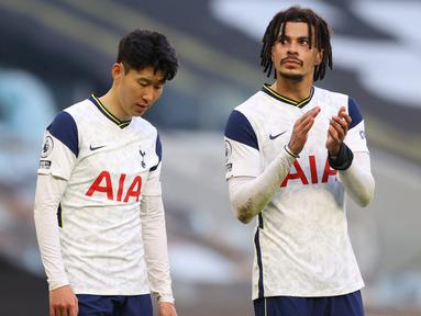 Ekspresi kecewa dua pemain Tottenham Hotspur, striker Son Heung-Min (kiri) dan gelandang Dele Alli usai dikalahkan Aston Villa 1-2 dalam laga lanjutan Liga Inggris 2020/2021 pekan ke-37 di Tottenham Hotspur Stadium, Rabu (19/5/2021). (AFP/Richard Heathcote/Pool)