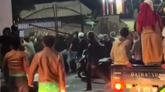 Puluhan massa mendatangi Mapolres Lumajang