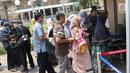 Warga antre masuk TMP Kalibata untuk melihat prosesi pemakaman Presiden RI ke-3 BJ Habibie, Jakarta, Kamis (12/9/2019). BJ Habibie wafat pada Rabu (11/9) di usia 83 tahun. (Liputan6.com/Helmi Fithriansyah)