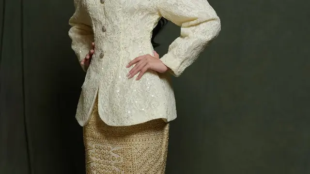 Tampilan Kembar Ariel Tatum dan Yasmin Napper Bak Pengantin dalam Balutan Kebaya Putih Rancangan Didiet Maulana