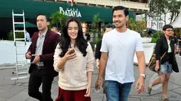 Raisa dan Chico Jericho saat berakting di film bertajuk "Letters For Raisa" di kawasan Kota Tua, Jakarta, Sabtu (14/3/2015). Raisa berperan sebagai gadis lugu (Liputan6.com/Panji Diksana) 