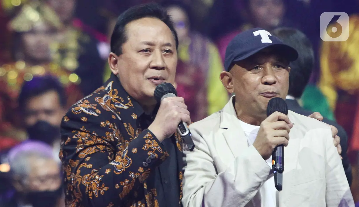 Komisaris Utama sekaligus Komisaris Independen PT Aviasi Pariwisata Indonesia Triawan Munaf (kiri) saat Konser Kebangsaan, Simfoni Insan Perhubungan, Bangkit Maju Bersama di Jakarta, Sabtu (6/8/2022). Konser Kebangsaan tersebut dalam rangka memeriahkan HUT RI ke-77 dan menyambut Hari Perhubungan Nasional (Harhubnas) ke-52, Kementerian Perhubungan. (Liputan6.com/Herman Zakharia)
