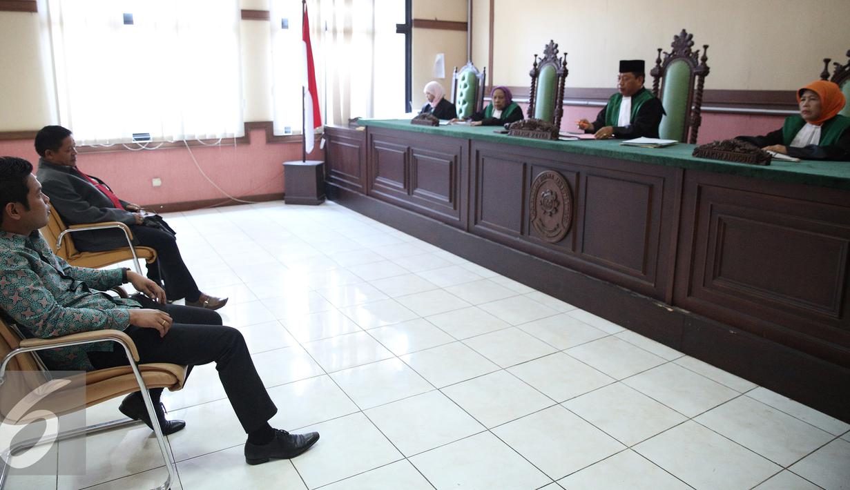 Kuasa hukum Gayus Tambunan, Junder Tambunan SH (kiri) dan Muallim Tappa SH selaku kuasa hukum istrinya Milana Anggraeni saat menjalani sidang perceraian di Pengadilan Agama Jakarta Utara, Rabu (30/9/2015). (Liputan6.com/Faizal Fanani)