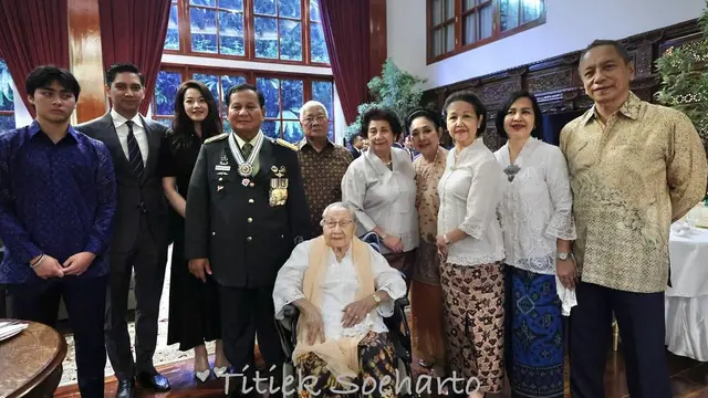 Potret Titiek Soeharto Hadiri Acara Syukuran Kenaikan Pangkat Prabowo, Tampil Anggun Berbalut Baju Etnik