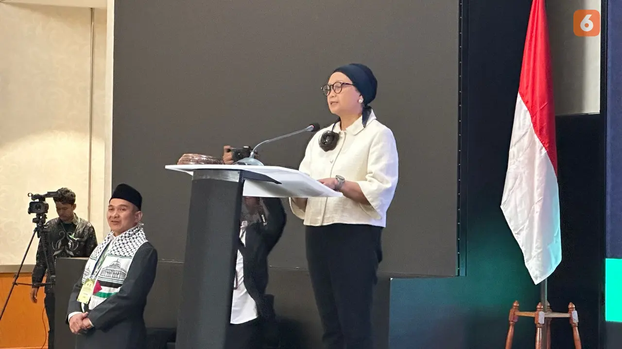 Menteri Luar Negeri Republik Indonesia (Menlu RI) Retno Marsudi dalam acara penghargaan yang diselenggarakan MUI di Jakarta, Kamis (3/10/2024). (Liputan6.com/Benedikta Miranti)