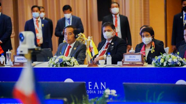 Presiden Joko Widodo menghadiri KTT ASEAN dan Korea Selatan (RoK) ke-23 yang digelar pada Jumat (11/11/2022) di Phnom Penh, Kamboja.