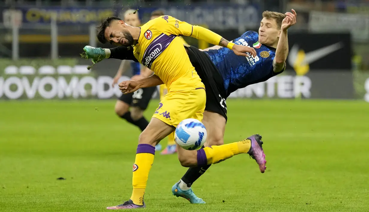 Gelandang Inter Milan, Nicolo Barella berebut bola dengan penyerang Fiorentina, Nicolas Gonzalez pada pertandingan lanjutan Liga Serie A Italia di Stadion San Siro, di Milan, Italia, Minggu (20/3/2022). Inter Milan bermain imbang atas Fiorentina 1-1. (AP Photo/Antonio Calanni)