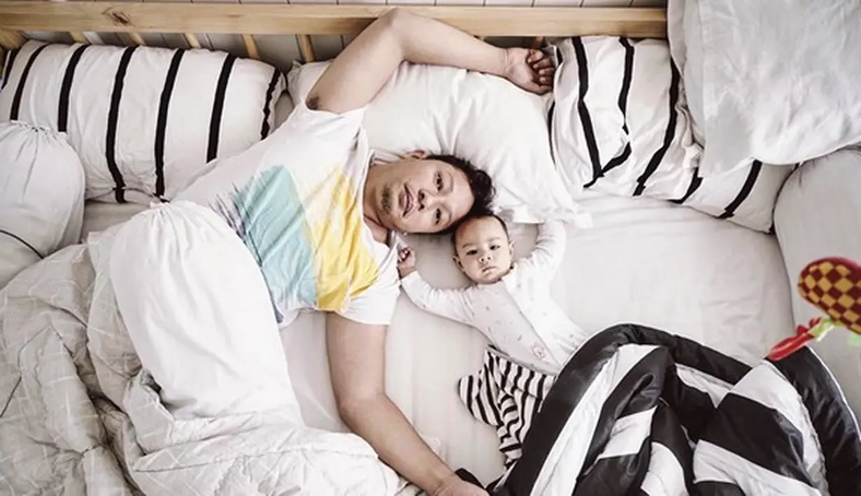 Kini usia Bjorka berusia tujuh bulan. Menurut pemeran kelahiran Bandung 34 tahun silam ini, anaknya sedang belajar mengucapkan kalimat. (Instagram/ringgoagus)