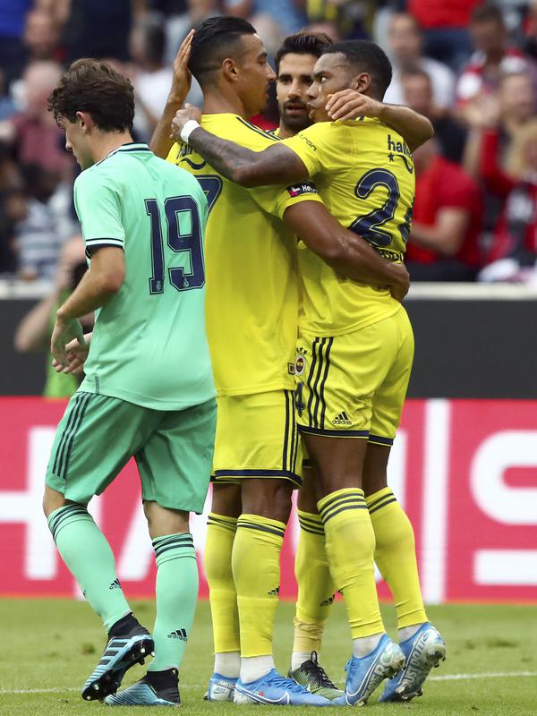 Pemain Fenerbache, Nabil Dirar (kedua kiri) berselebrasi dengan rekannya usai mencetak gol ke gawang Real Madrid pada pertandingan Audi Cup 2019 di stadion Allianz Arena di Munich, Jerman (31/7/2019). Madrid menempati posisi ketiga di Audi Cup 2019. (AP Photo/Matthias Schrader)