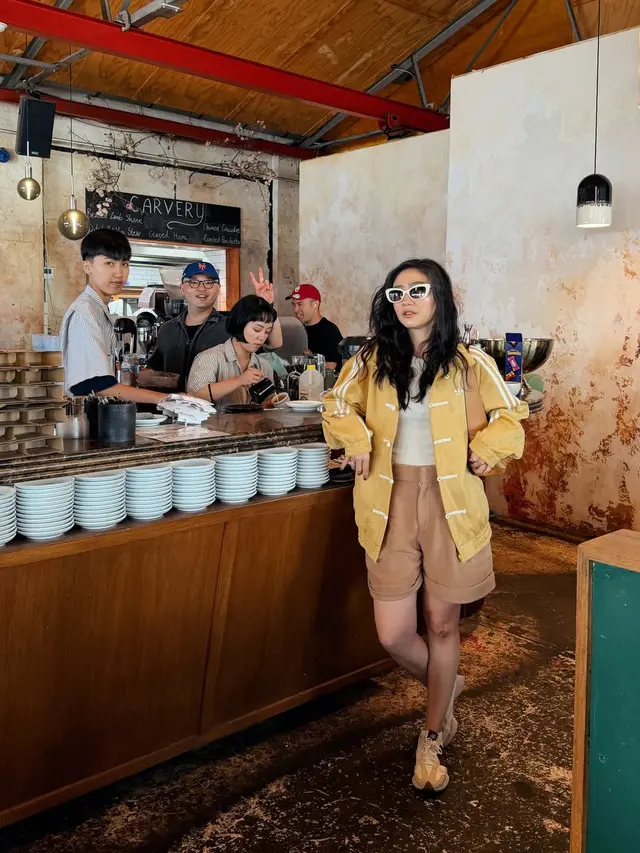 Febby Rastanty Liburan ke China, Tampil Standout dengan Jaket Adidas China Viral Rp2 Juta-an