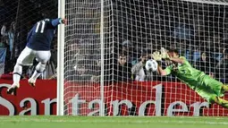 Momen kegagalan Argentina ketika kiper Uruguay Fernando Muslera (kanan) menepis tendangan penalti Carlos Tevez pada laga perempat final Copa America di Sante Fe, 16 Juli 2011. AFP PHOTO/JUAN MABROMATA