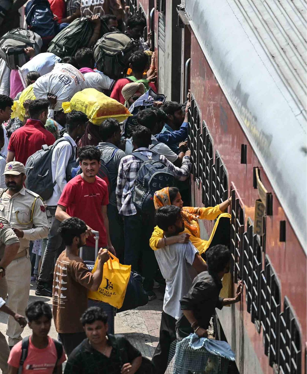 FOTO: Konflik India-Pakistan Memanas, Warga Panik Mengungsi KeTempat Aman