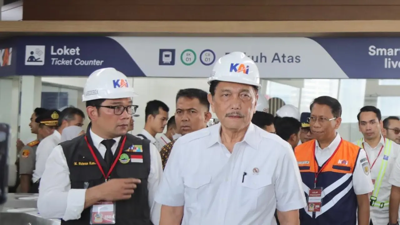Menteri Koordinator Bidang Kemaritiman dan Investasi, Luhut Binsar Pandjaitan lakukan uji coba LRT Jabodetabek dan Kereta Cepat Jakarta-Bandung (KCJB) pada Kamis (22/6/2023). (Dok Kemenko Marves)