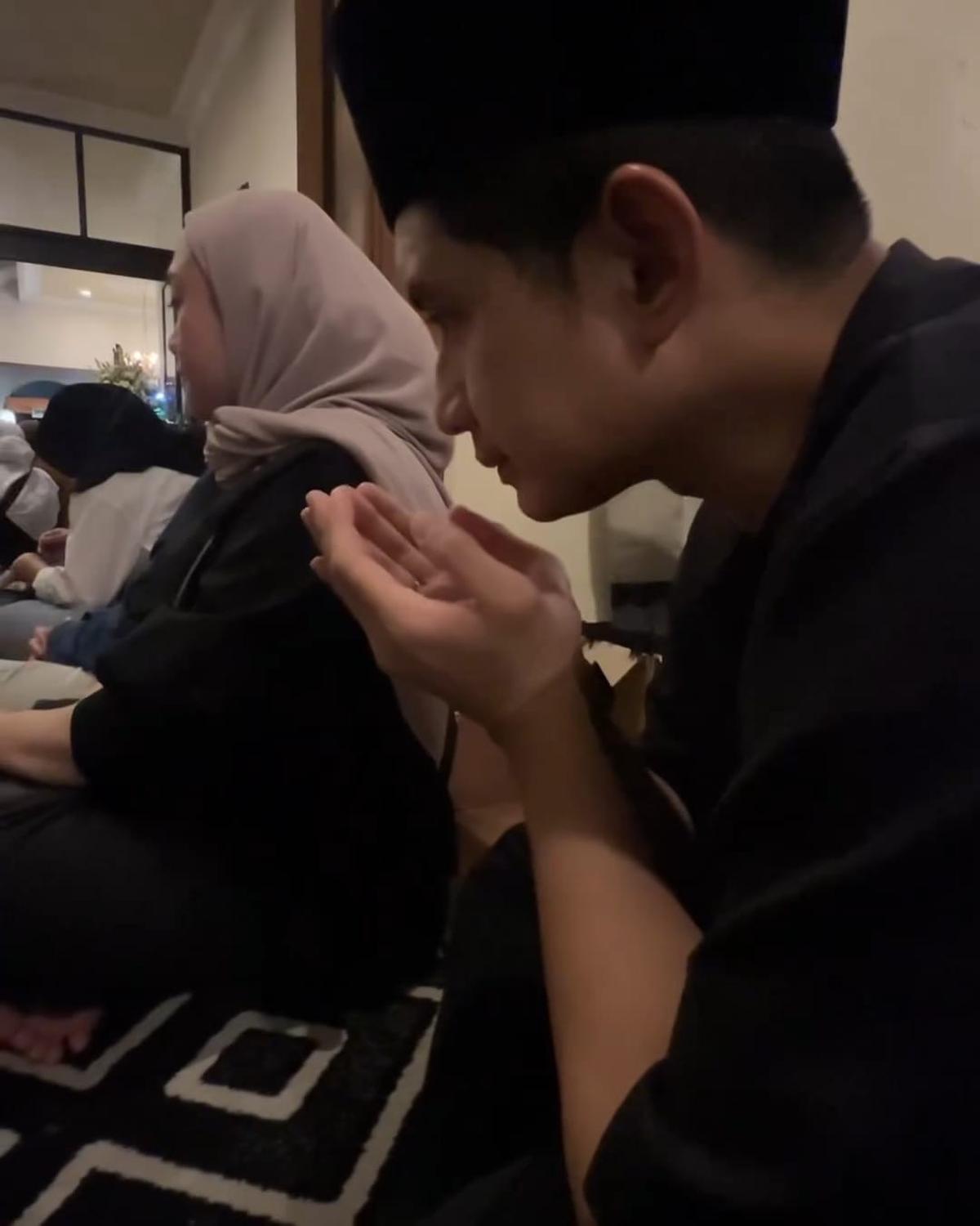 Potret Chand Kelvin dan Istri Hadiri Pengajian 7 Hari Meninggalnya Ayah Baim Wong