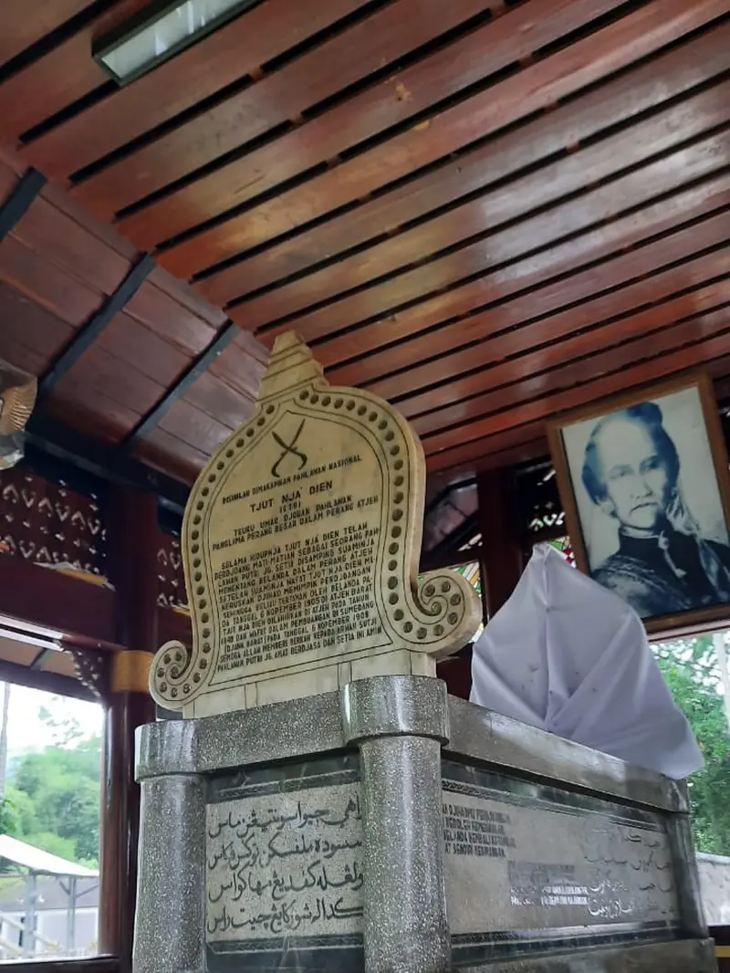 Makam Cut Nyak Dien, di Komplek pemakaman  Gunung Puyuh, Desa Sukajaya, Kecamatan Sumedang, Kabupaten Sumedang, Jawa Barat.